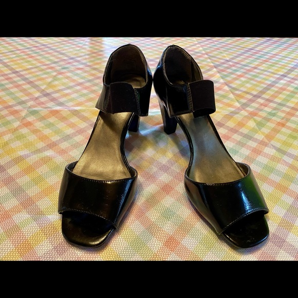 Patent leather heal with a peek a boo toe - Picture 5 of 12